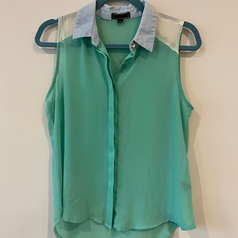 Sleeveless Button down blouse